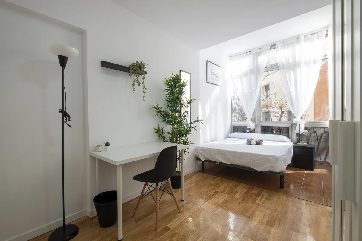 Habitación reformada lista para entrar a vivir, con cama doble, escritorio y ventana con cortinas